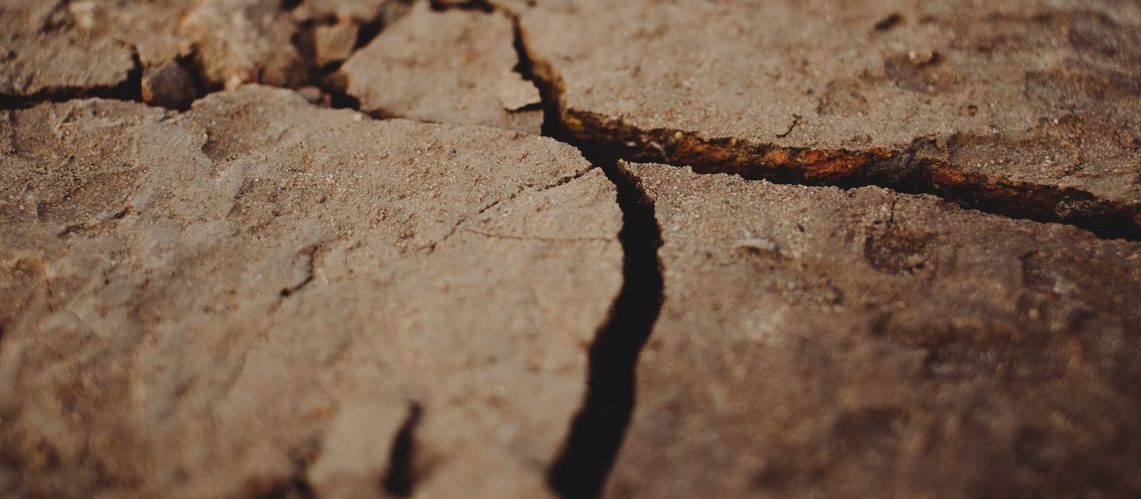 Sol argileux fissuré par la sécheresse — le phénomène de retrait-gonflement des argiles